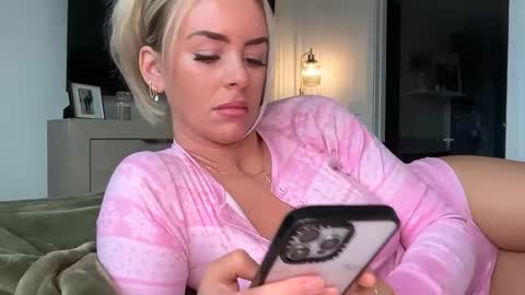 Snapshot of reecemariexx chatting on February 25, 2026, 5:00 pm reecemariexx online show from February 25, 2026, 5:00 pm