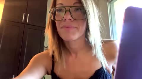 Snapshot of reflectiveren chatting on November 10, 2025, 5:23 pm Reflective Ren online show from November 10, 2025, 5:23 pm