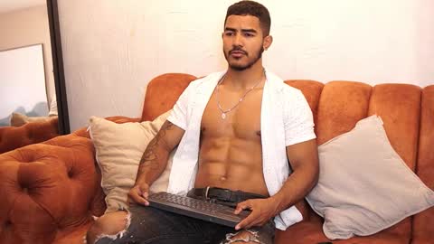 Snapshot of reik_von chatting on October 21, 2025, 12:17 pm Reik online show from October 21, 2025, 12:17 pm