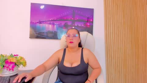 Snapshot of reina_mia1 chatting on April 28, 2026, 11:54 pm Reina Mia online show from April 28, 2026, 11:54 pm