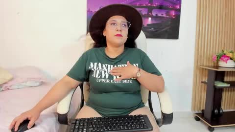 Snapshot of reina_mia1 chatting on May 1, 2026, 12:04 am Reina Mia online show from May 1, 2026, 12:04 am
