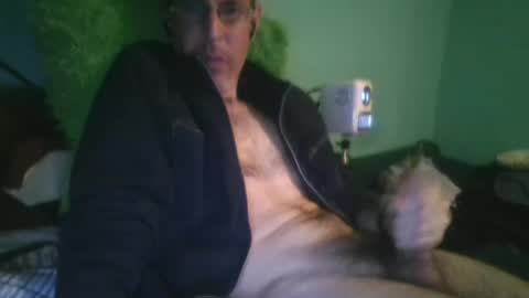 reyes_albert2006 online show from March 9, 2025, 1:04 pm