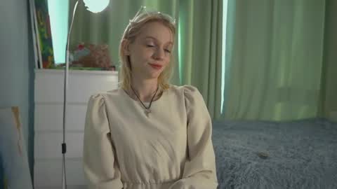 Akemi online show from April 15, 2026, 4:19 am