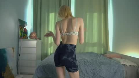 Akemi online show from April 16, 2026, 4:13 am