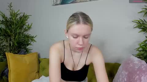 river_stoynee online show from October 4, 2025, 1:25 am