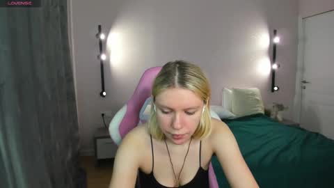 river_stoynee online show from October 6, 2025, 1:14 am