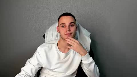 robert10211 online show from December 1, 2025, 6:24 pm