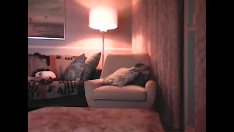 ronvlv online show from October 7, 2025, 3:04 am