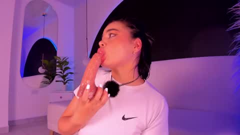 rose_jener06 online show from April 16, 2026, 9:39 pm