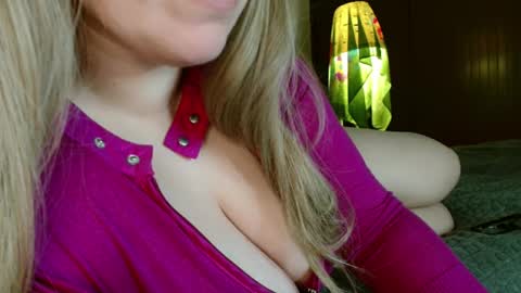 Snapshot of roseberryred chatting on March 30, 2026, 6:20 pm Roseberry online show from March 30, 2026, 6:20 pm