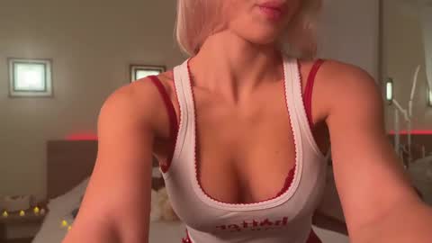 Roselyn  online show from October 19, 2025, 3:23 pm