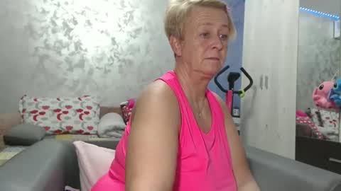 Lovepinklilly online show from April 9, 2026, 5:29 pm