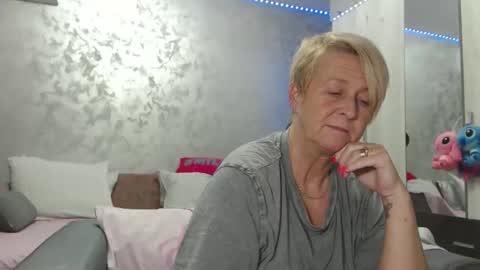 Lovepinklilly online show from April 14, 2026, 4:24 pm