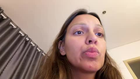 Snapshot of roshelle_xxx chatting on April 14, 2026, 5:52 pm Roshelle online show from April 14, 2026, 5:52 pm