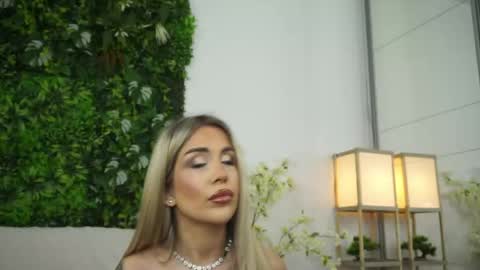 Snapshot of roshen_amira chatting on May 11, 2026, 4:04 pm Amii online show from May 11, 2026, 4:04 pm