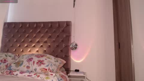 Rouss marie henao  online show from February 9, 2026, 1:26 pm