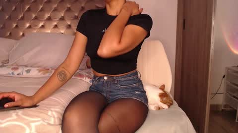 Rouss marie henao  online show from March 29, 2026, 1:38 am