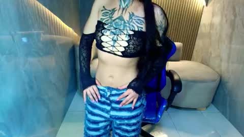 Roux  online show from November 19, 2025, 7:47 pm