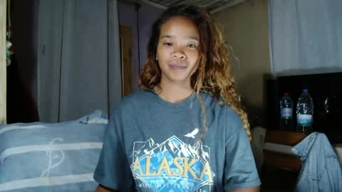 roxanne_98 online show from April 17, 2026, 6:00 pm