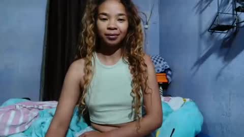 roxanne_98 online show from June 30, 2026, 3:18 am