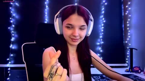Snapshot of roxiepiurkowski chatting on May 28, 2026, 4:37 pm Hana online show from May 28, 2026, 4:37 pm