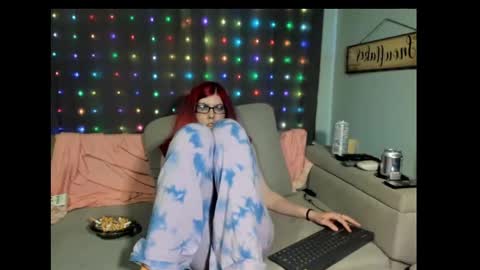 roxihazeleyes online show from February 16, 2025, 11:48 pm