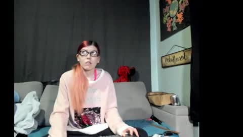 roxihazeleyes online show from September 18, 2025, 7:54 am