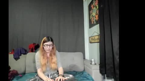 roxihazeleyes online show from November 7, 2025, 6:57 am