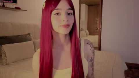 Snapshot of roxxy_mora chatting on October 6, 2025, 9:23 pm Roxxy online show from October 6, 2025, 9:23 pm