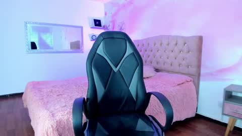 roxy_jones_ online show from December 28, 2024, 8:15 pm