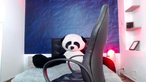 roxy_jones_ online show from January 16, 2025, 1:04 pm