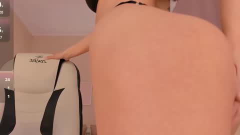 Roxy follow me online show from November 23, 2025, 1:33 pm