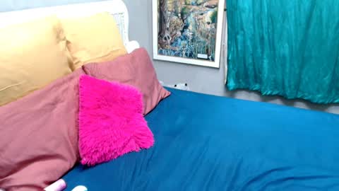 ROXYLUVXXX online show from April 1, 2026, 7:44 pm