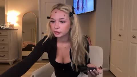 Snapshot of roxyrain2736 chatting on March 29, 2026, 12:10 am Roxy Rain online show from March 29, 2026, 12:10 am