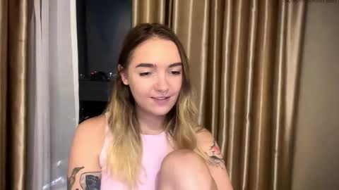 Snapshot of roxysweetdream chatting on May 27, 2026, 2:25 pm Roxy online show from May 27, 2026, 2:25 pm