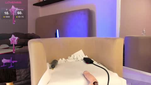 AnikaIm so hot that Ive already burned myself do you want me to set you on fire too  online show from January 4, 2025, 1:10 pm