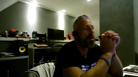 Snapshot of ruffi77 chatting on February 16, 2025, 4:10 pm Chico que rico Caliente online show from February 16, 2025, 4:10 pm