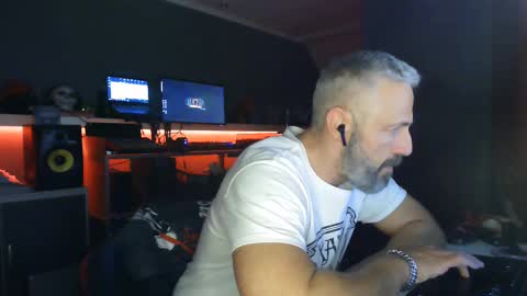 Snapshot of ruffi77 chatting on March 5, 2025, 2:14 am Chico que rico Caliente online show from March 5, 2025, 2:14 am