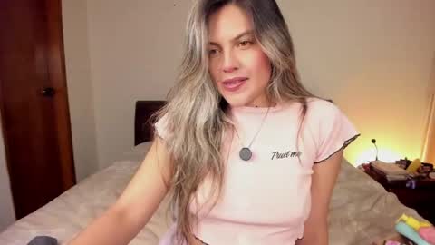 Snapshot of s_u_n_r_i_s_e_e chatting on April 22, 2026, 4:04 am Leslie Beltrn online show from April 22, 2026, 4:04 am