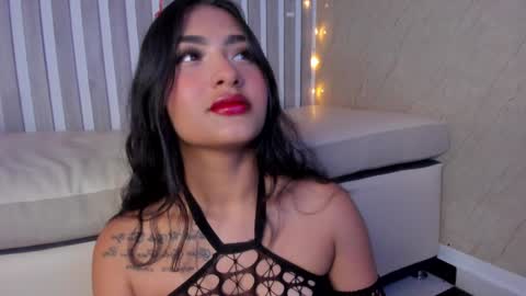 Snapshot of sabrinahims_ chatting on February 4, 2025, 9:41 pm mariana online show from February 4, 2025, 9:41 pm