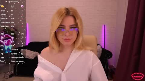 Snapshot of sabrinamuse chatting on March 11, 2025, 5:05 am Sabrina online show from March 11, 2025, 5:05 am