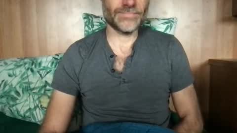 Snapshot of saint009 chatting on October 15, 2025, 11:43 am saint009 online show from October 15, 2025, 11:43 am