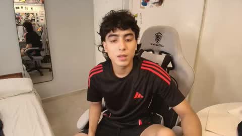 salvatore_montt online show from December 5, 2025, 8:27 pm