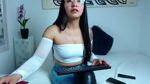 samantha_vaker online show from May 10, 2026, 3:23 am