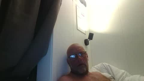 sandnesrune523 online show from April 19, 2026, 6:32 pm