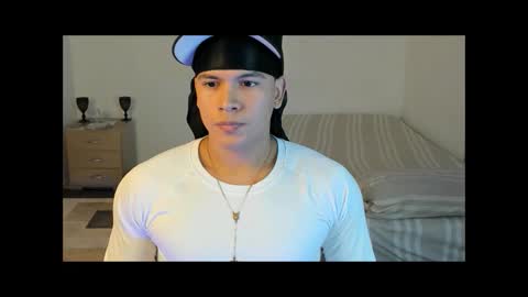 Snapshot of sant_wahlberg chatting on May 19, 2026, 10:27 pm Sant online show from May 19, 2026, 10:27 pm