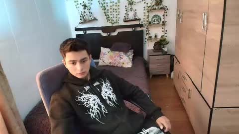 santi_ss online show from June 7, 2026, 2:32 pm