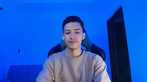 santi_twink19 online show from February 7, 2025, 8:44 am