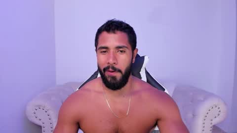 santiago_huntt online show from October 17, 2025, 10:45 pm