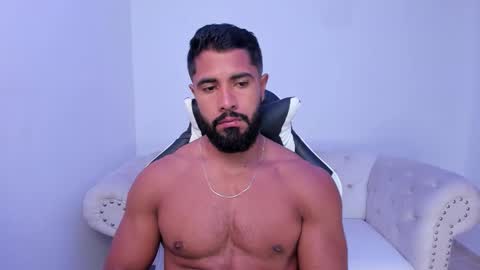 santiago_huntt online show from December 1, 2025, 1:38 pm